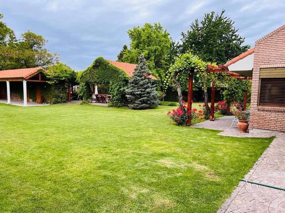 Residencia Con Parque En La Puntilla, Lujan De Cuyo *